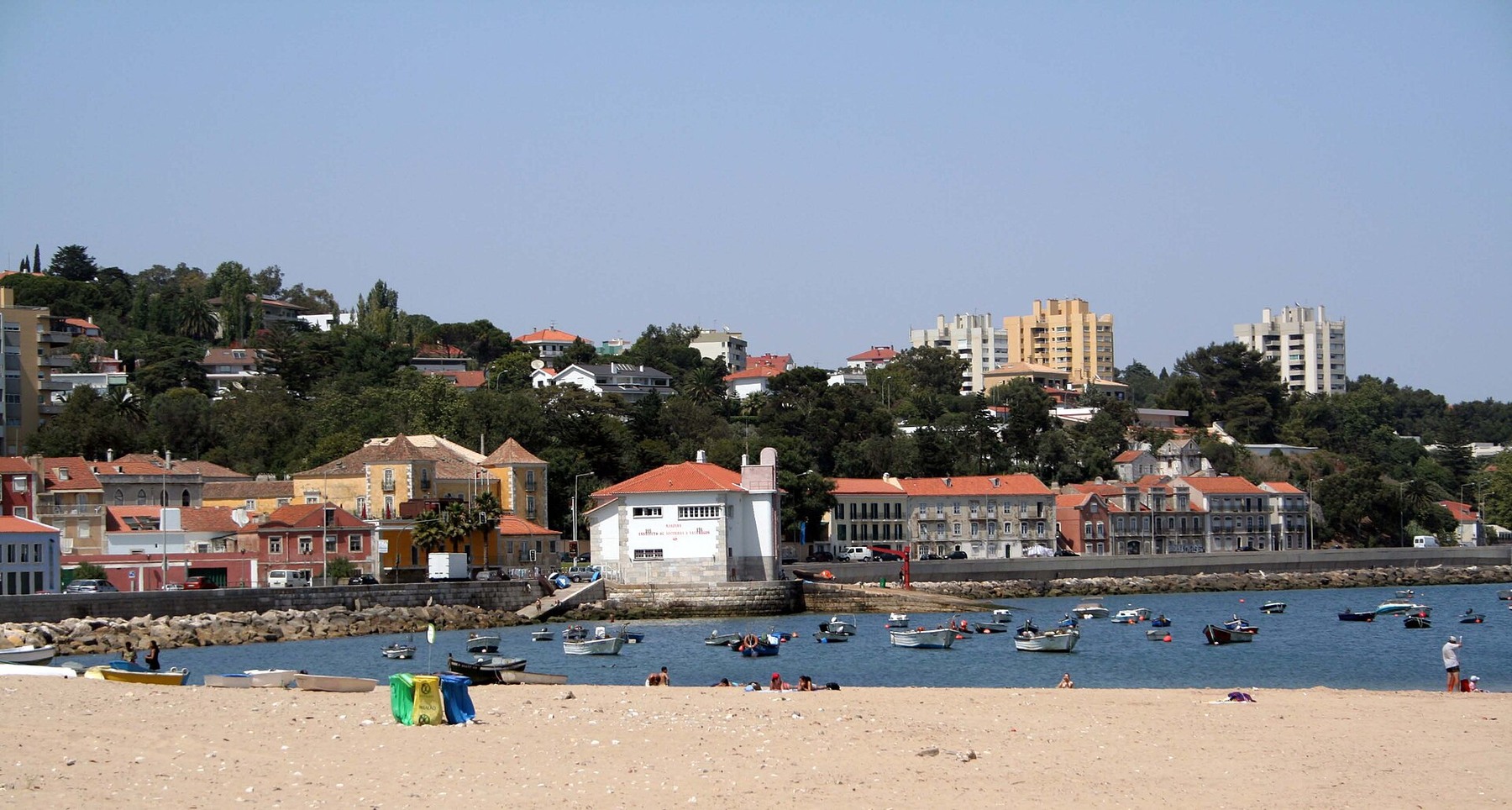 Paço de Arcos waterfront; photograph uploaded in 2005.