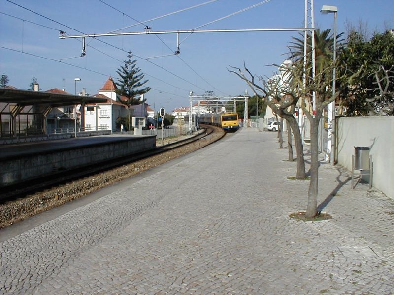 Parede station, 2003. Archival view predating current rail works.