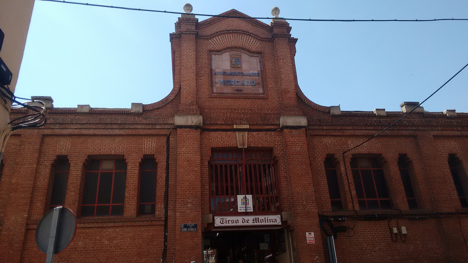 Mercado de Tirso de Molina on Calle Doña Urraca, 2016.